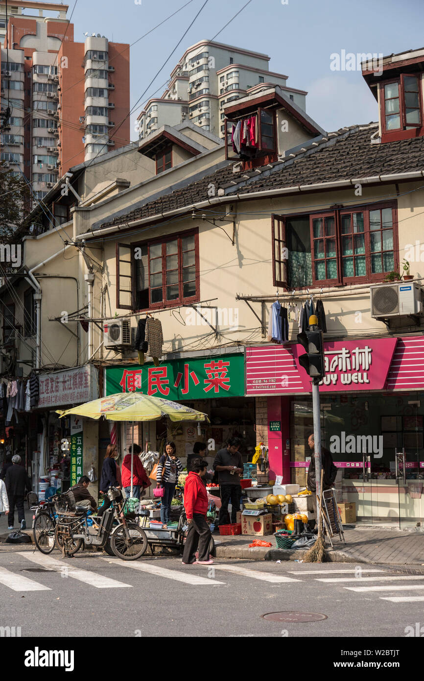 Tipica strada nel centro di Shanghai, Cina Foto Stock