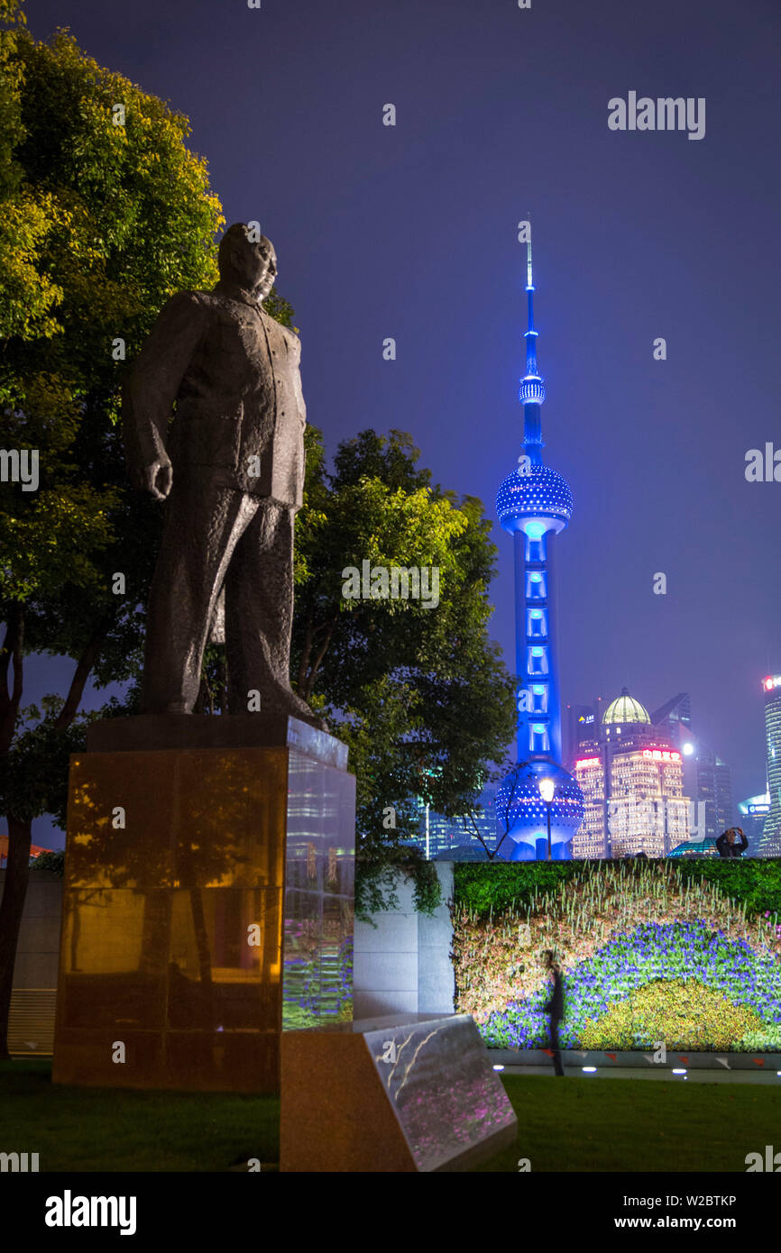 Chen Yi (primo sindaco di Shanghai) statua, il Bund, Shanghai, Cina Foto Stock
