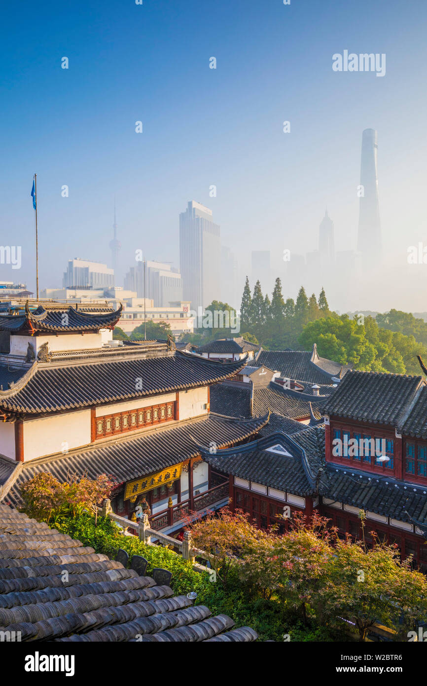 Yu Yuan giardini e dello skyline di Pudong dietro, Shanghai, Cina Foto Stock