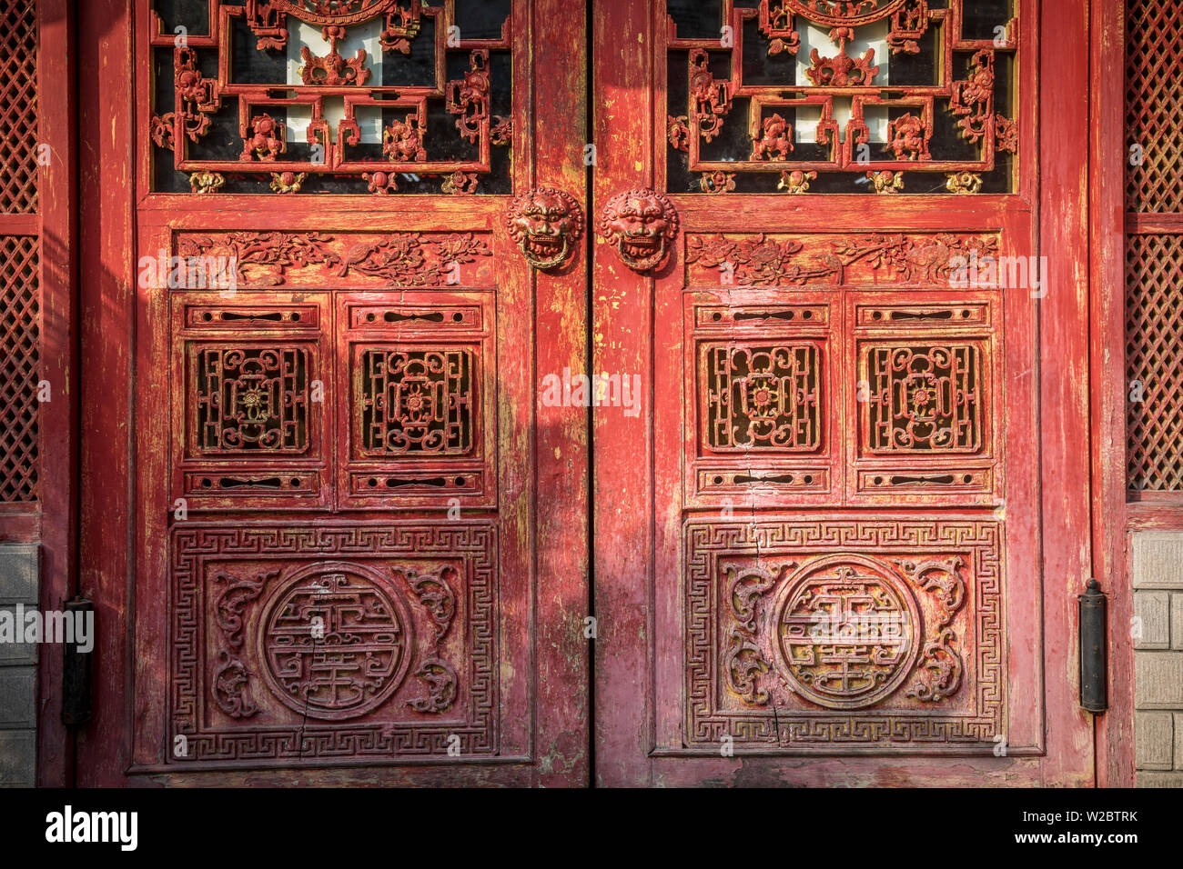 Tradizionale in rosso le porte nella città vecchia, Shanghai, Cina Foto Stock