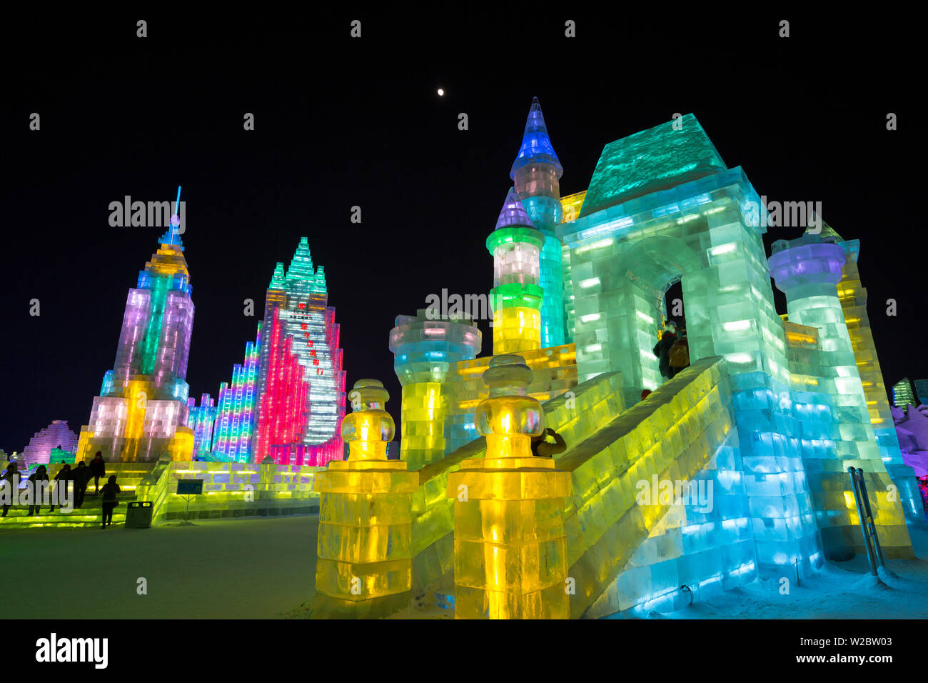 Illuminato spettacolari sculture di ghiaccio a Harbin Ice e Snow Festival nella provincia di Heilongjiang, Harbin, Cina Foto Stock