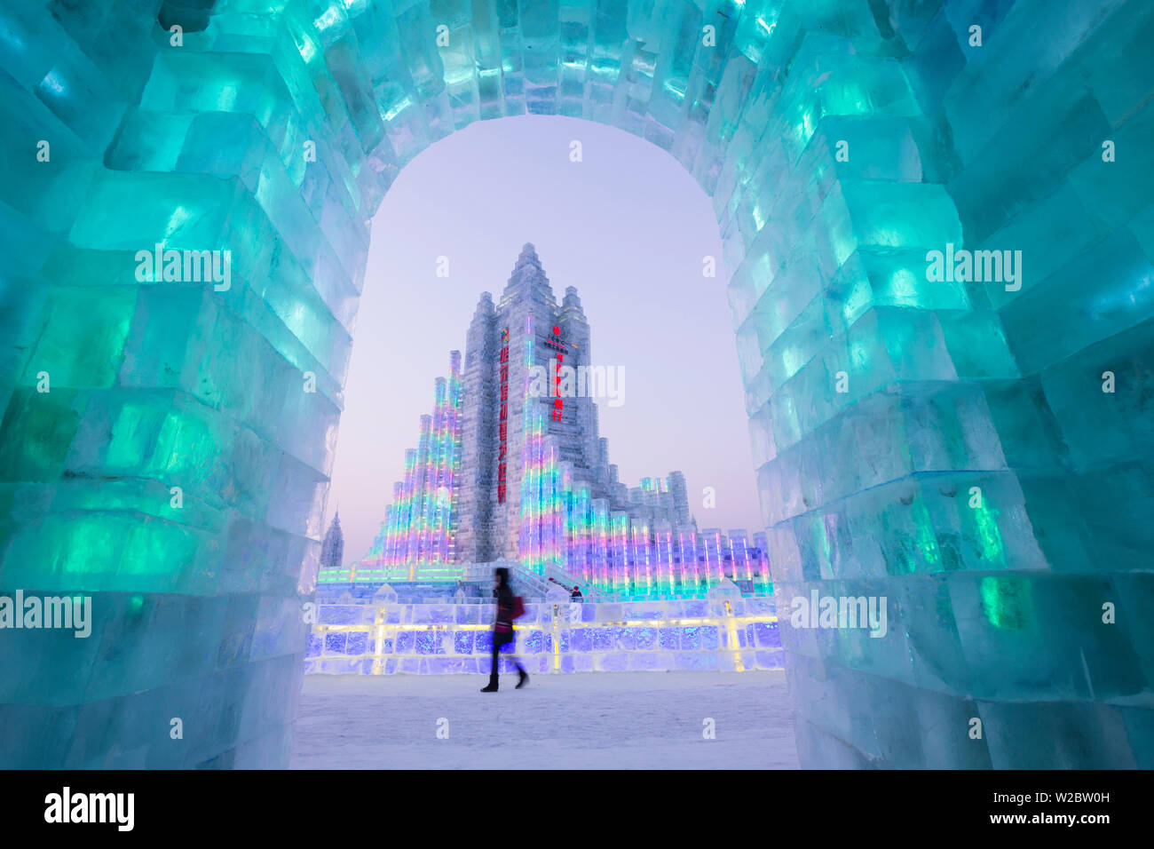 Illuminato spettacolari sculture di ghiaccio a Harbin Ice e Snow Festival nella provincia di Heilongjiang, Harbin, Cina Foto Stock