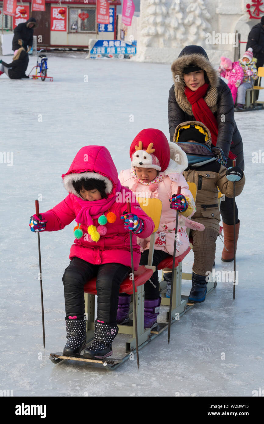 Cina, Provincia di Heilongjiang, Harbin, intrattenimento sul fiume Songhua congelati in inverno Foto Stock