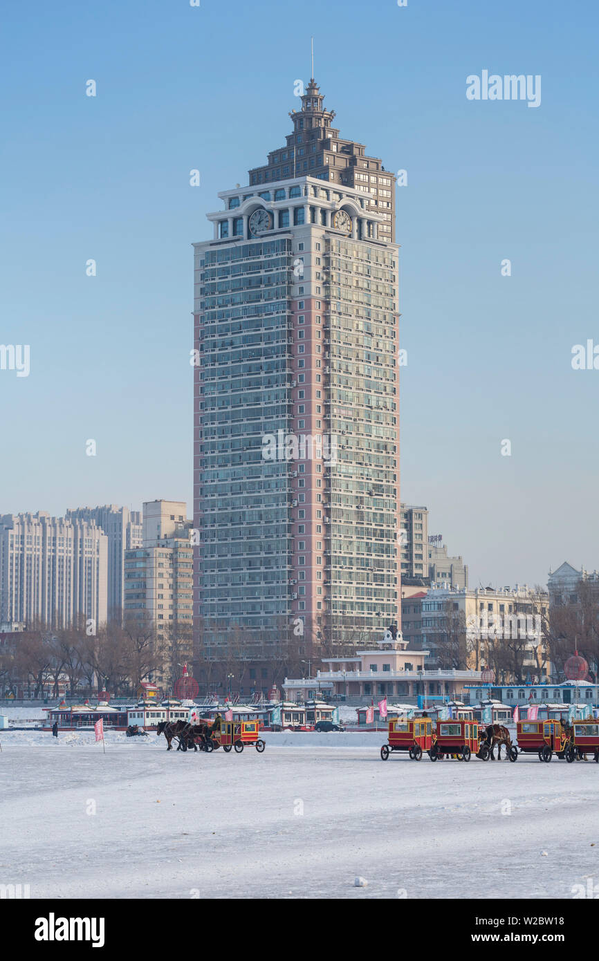 Un carrello sul icebound Songhua River a Harbin, capitale del nord-est della Cina di Heilongjiang Provincia Foto Stock