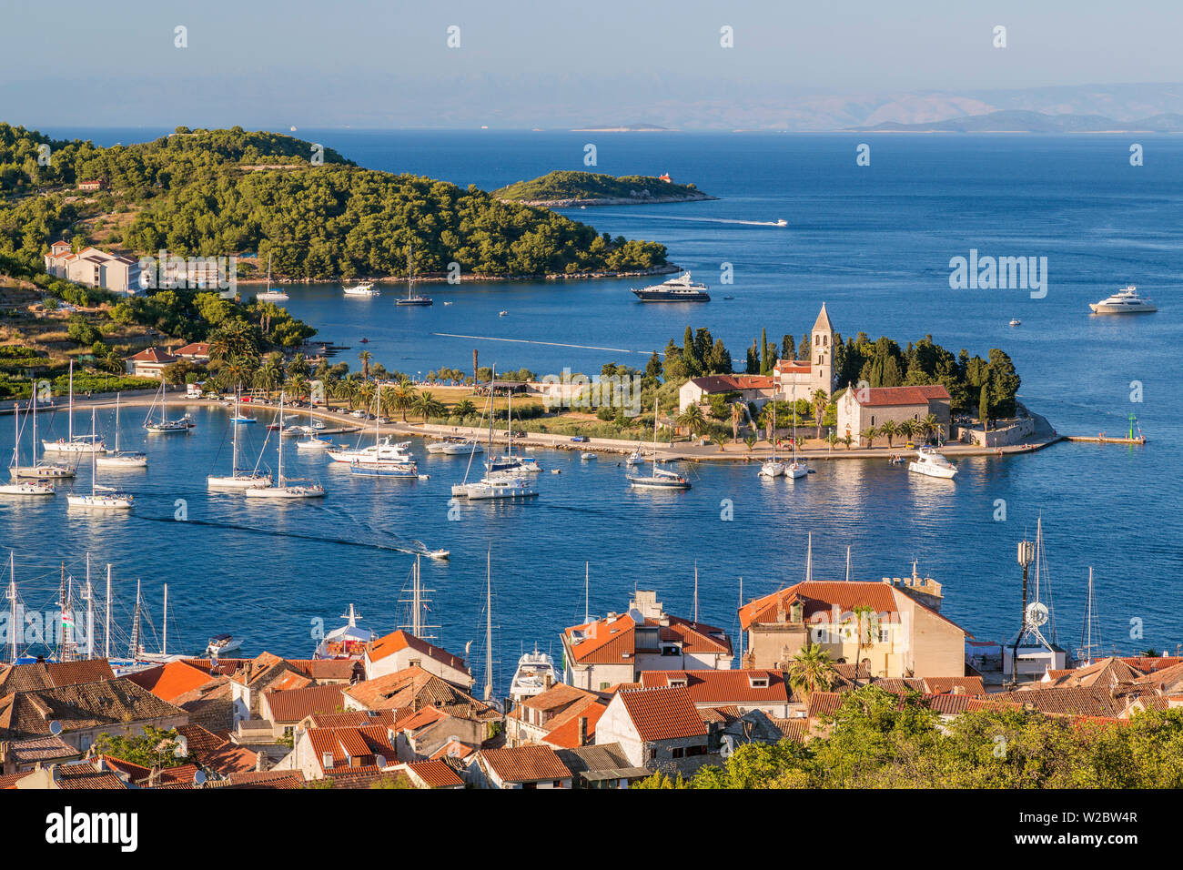 Città di Vis, monastero Francescano e Harbour, Isola di Vis, Dalmazia, Croazia Foto Stock