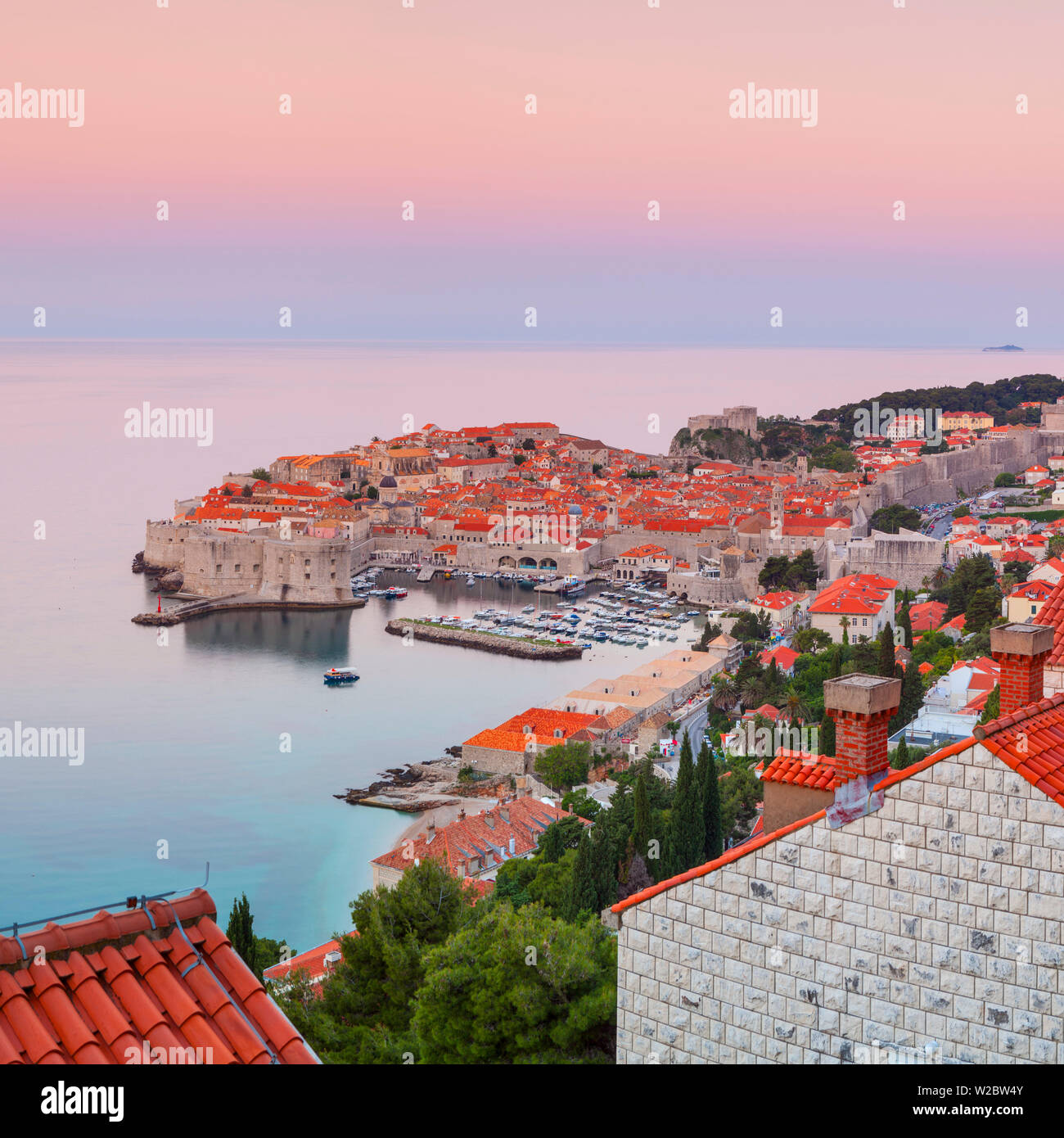 Vista in elevazione su Stari Grad (Città Vecchia) illuminata di sunrise, Dubrovnik, Dalmazia, Croazia Foto Stock