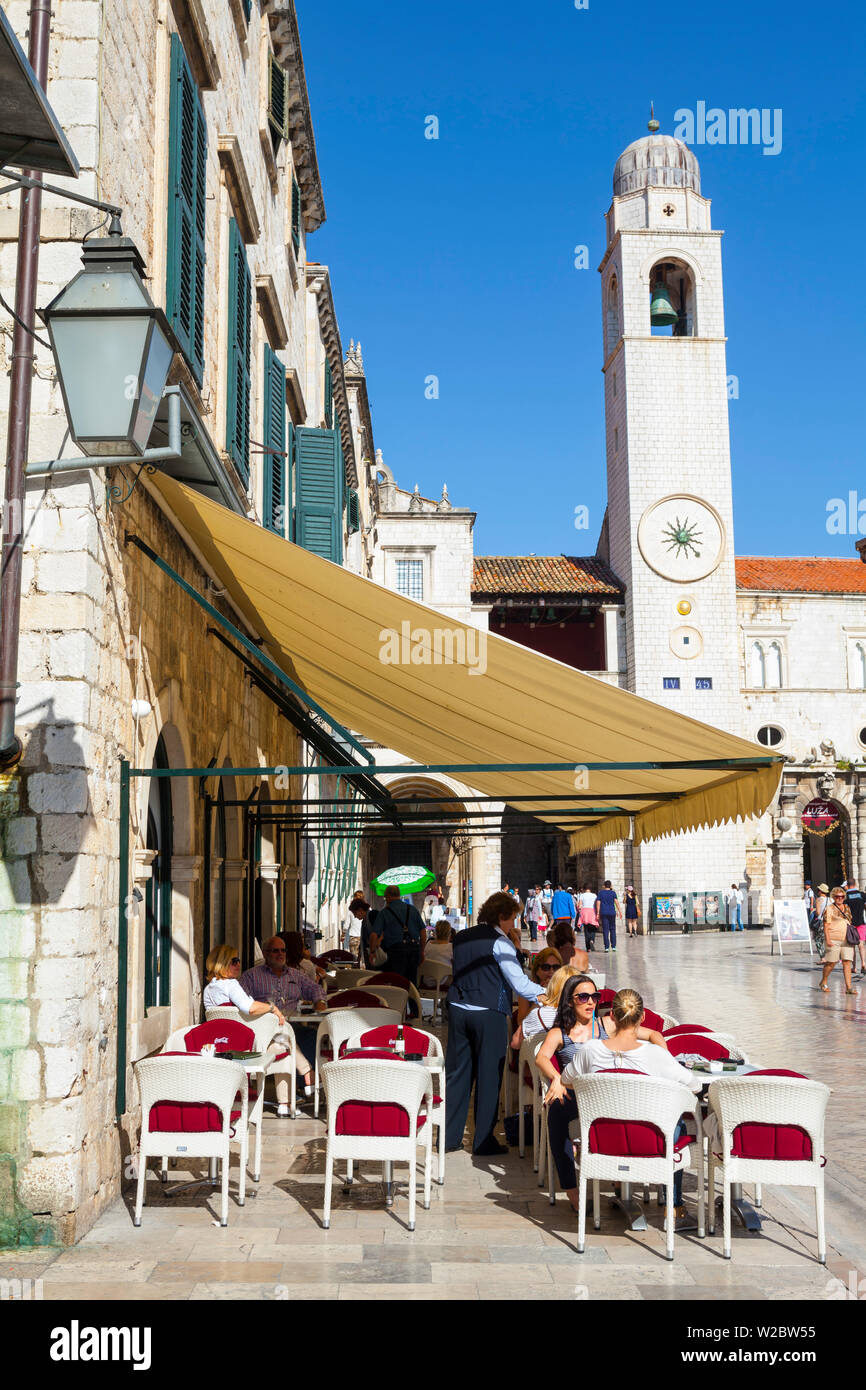 Cafe & Bar della linea della pittoresca Dubrovniks Stradun (Plaka), Dubrovnik, Dalmazia, Croazia Foto Stock