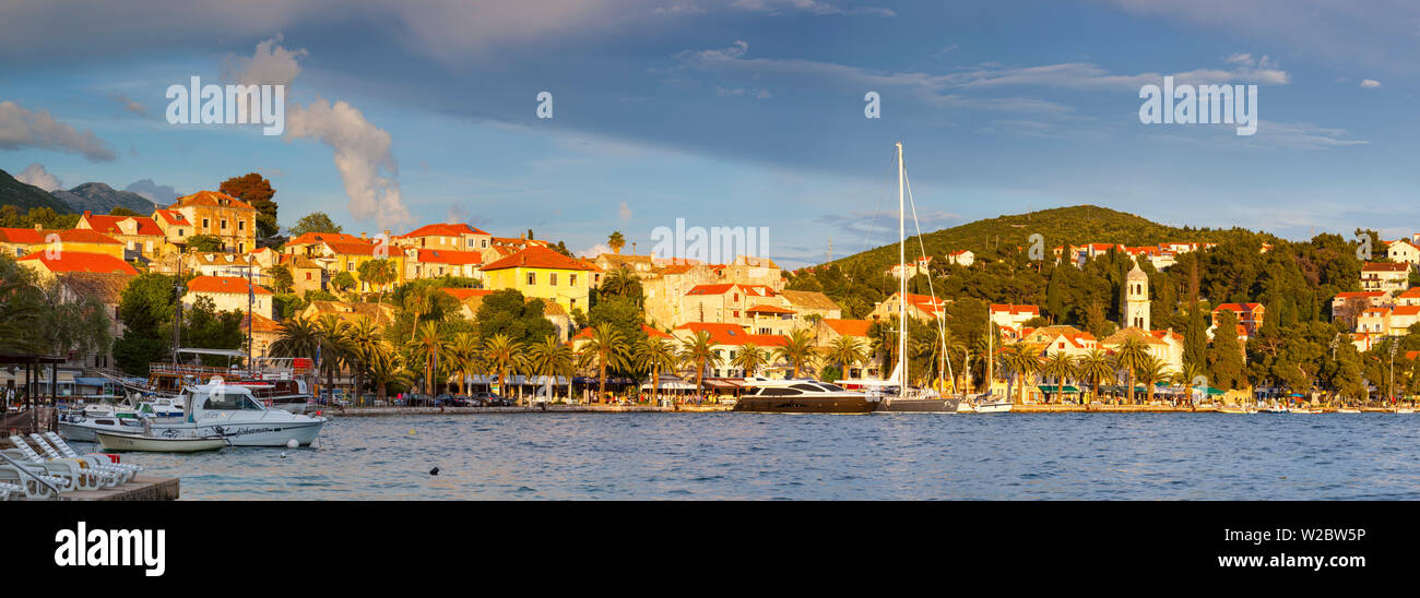 La pittoresca cittadina portuale di Cavtat accesa al tramonto, CAVTAT, Dalmazia, Croazia Foto Stock