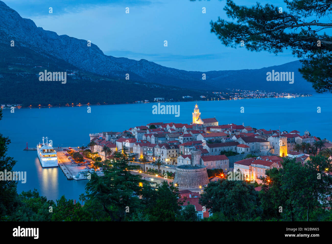 Vista in elevazione su Korcula del pittoresco Stari Grad accesa al crepuscolo, Korcula, Dalmazia, Croazia Foto Stock