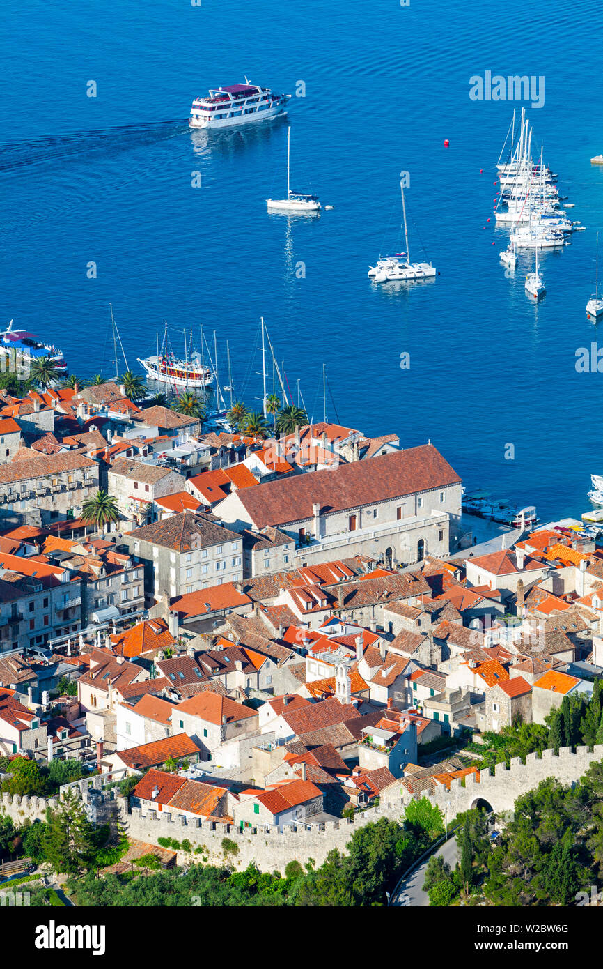 Vista in elevazione al di sopra della pittoresca cittadina portuale di Hvar Hvar, Dalmazia, Croazia Foto Stock