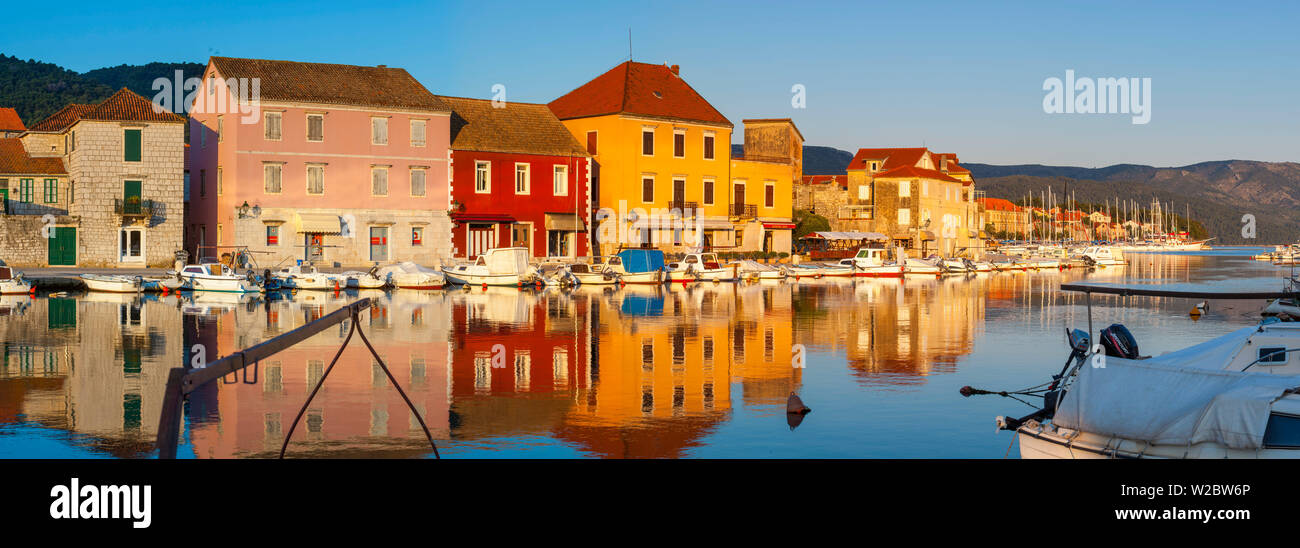 Stari Grad (Città Vecchia) refelcted in porto, Stari Grad, Dalmazia, Croazia Foto Stock