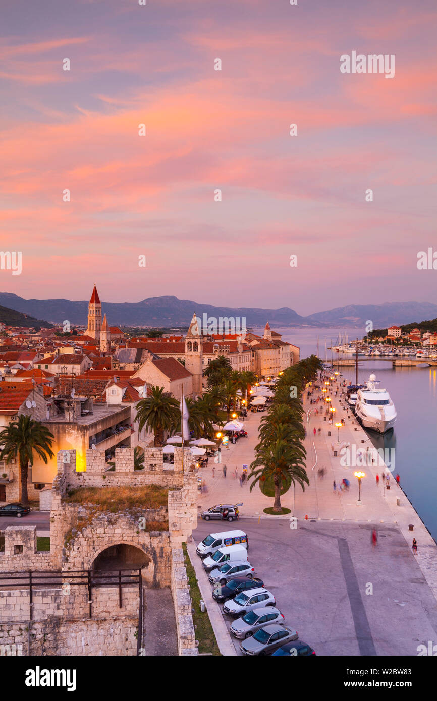 Vista in elevazione su Trogir di Stari Grad (Città Vecchia) acceso al tramonto, Trogir, Dalmazia, Croazia Foto Stock