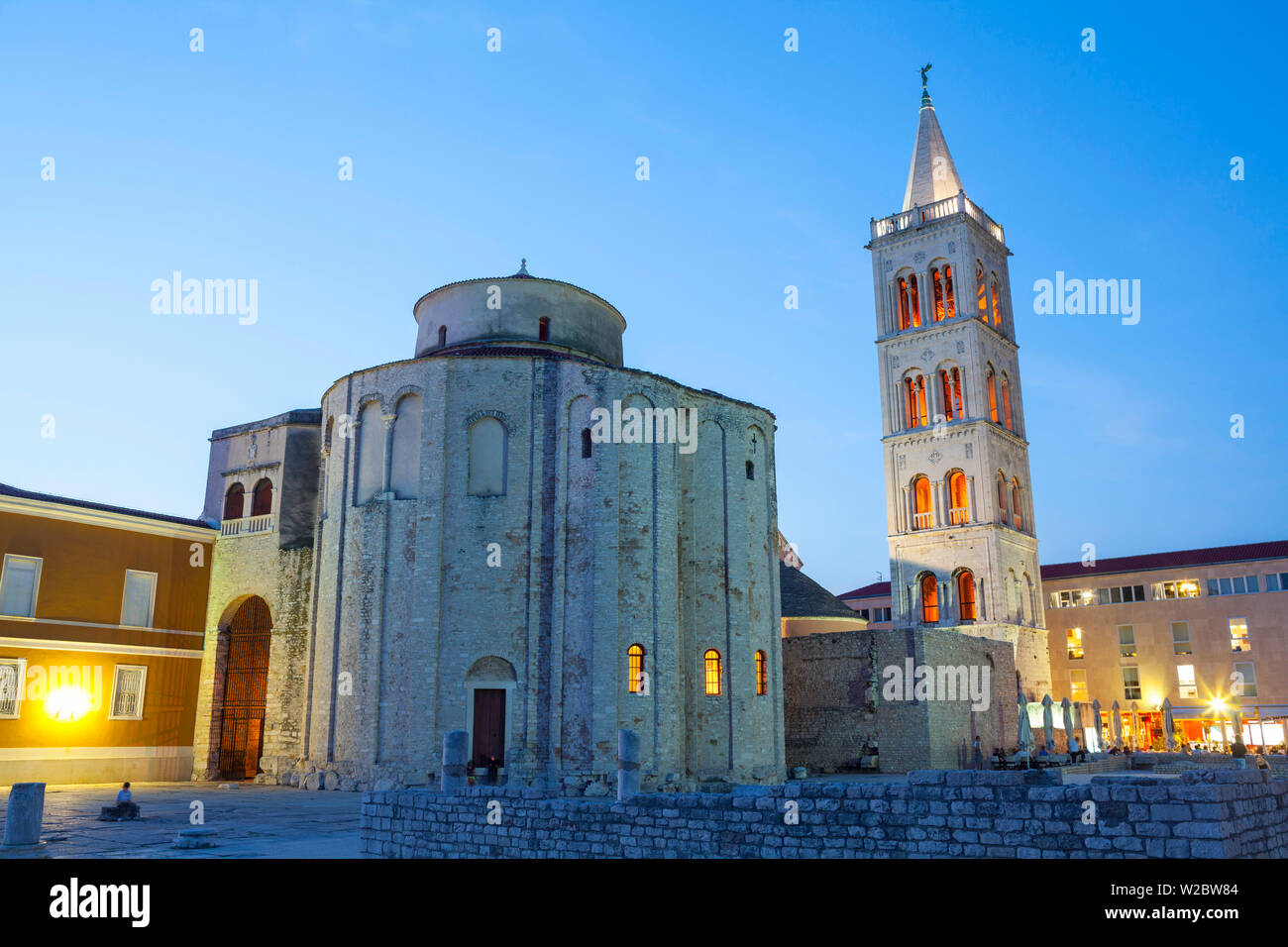Chiesa di San Donato e la cattedrale di Anastasia accesa al crepuscolo, Stari Grad (Città Vecchia), Zara, Dalmazia, Croazia Foto Stock
