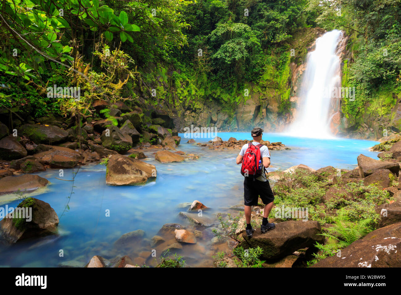 Costa Rica, Highlands Centrali, Volcan Tenorio National Park, Rio Celeste di fiume (con l'unico colore blu a causa di minerali naturali trasportati dall'acqua) (MR) Foto Stock