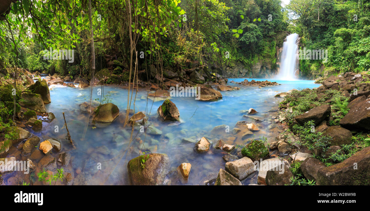 Costa Rica, Highlands Centrali, Volcan Tenorio National Park, Rio Celeste di fiume (con l'unico colore blu a causa di minerali naturali trasportati dall'acqua) Foto Stock