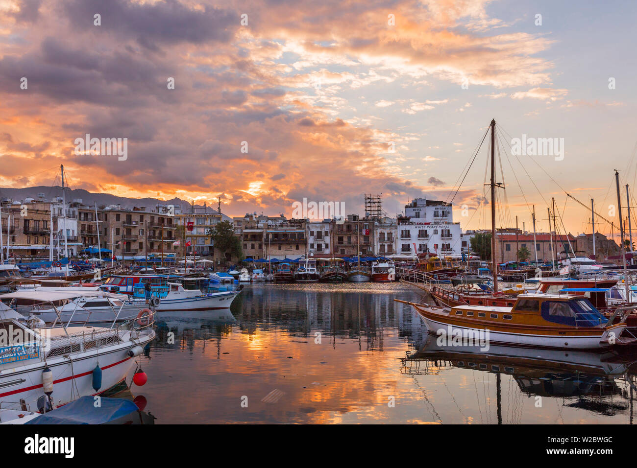 Porto di Kyrenia al tramonto, la parte settentrionale di Cipro Foto Stock