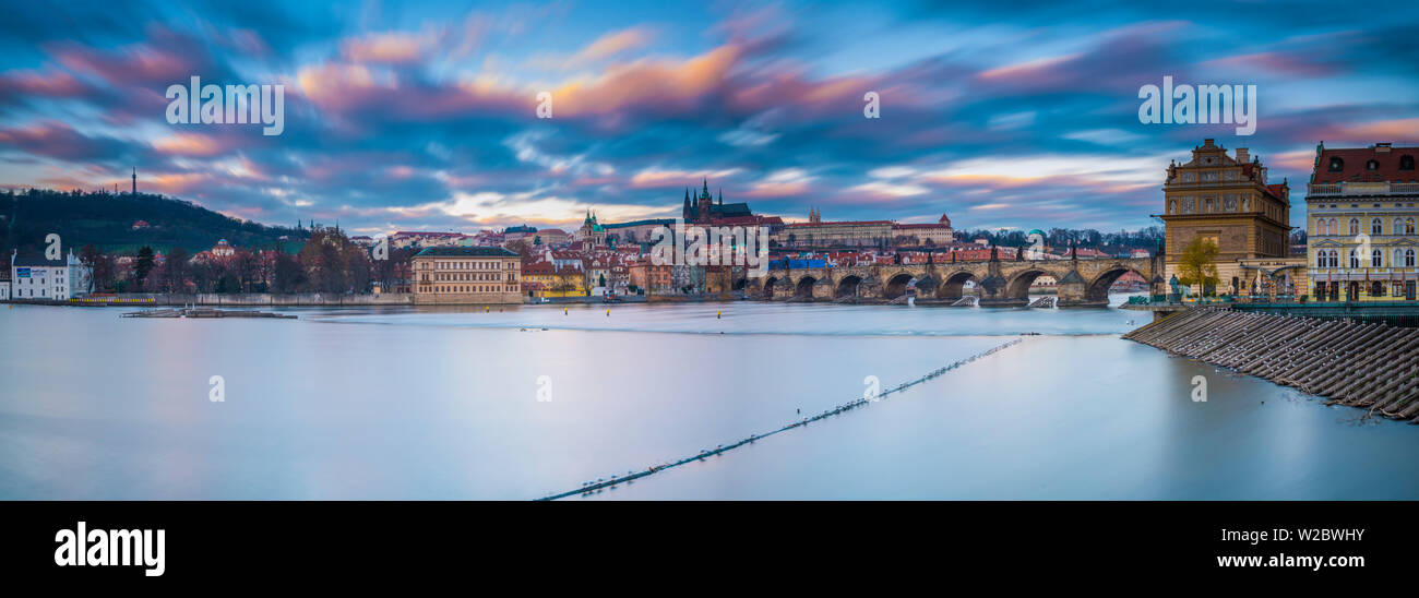Il fiume Moldava e Praga, Repubblica Ceca Foto Stock