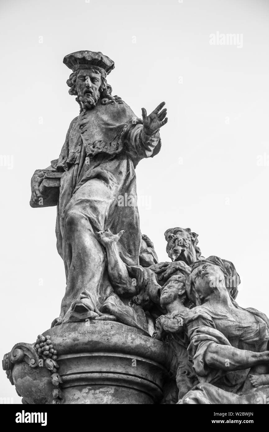 Statua, Charles Bridge, (Karluv most), Praga, Repubblica Ceca Foto Stock
