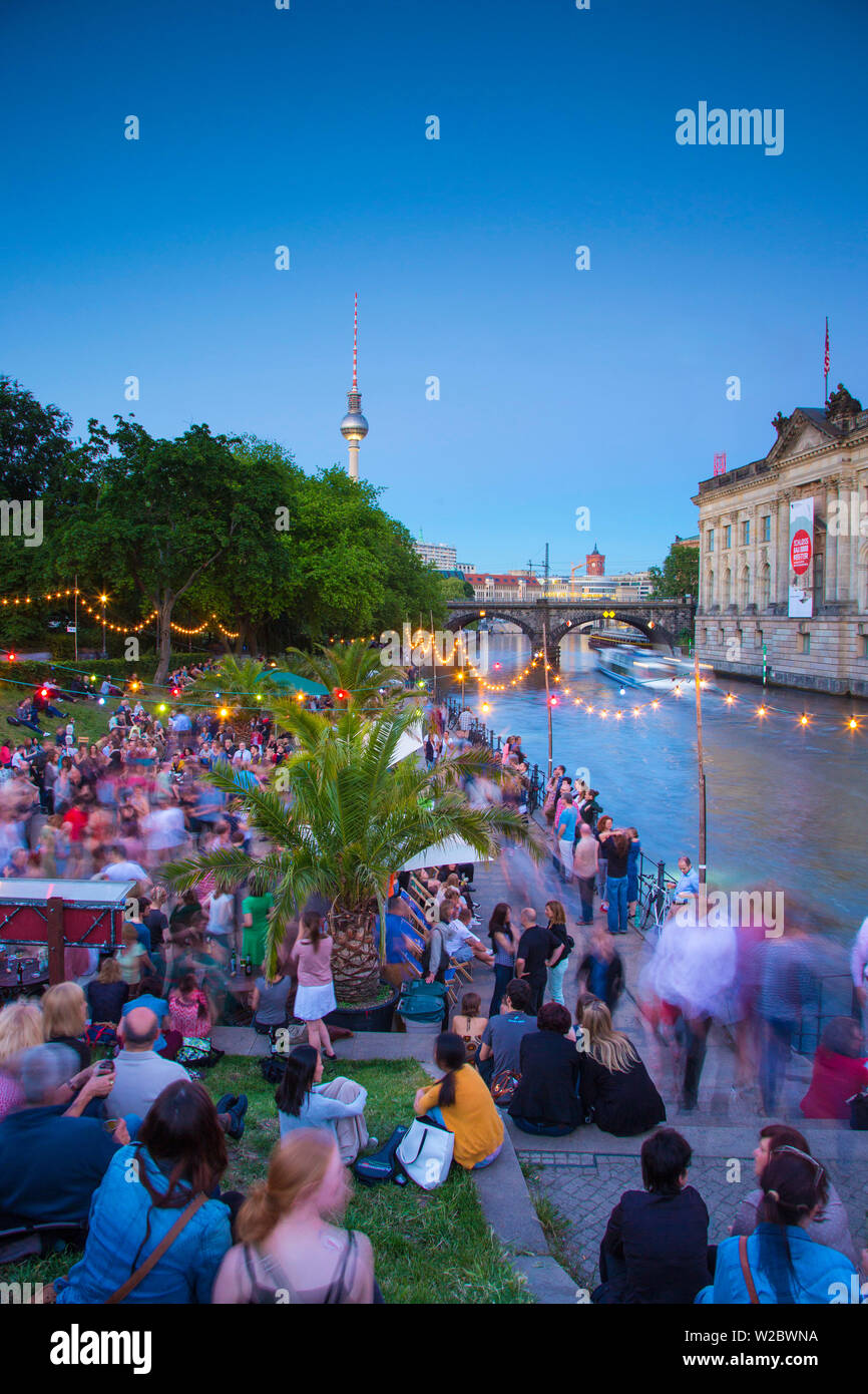 La gente ballare dal fiume Sprea, Berlino, Germania Foto Stock