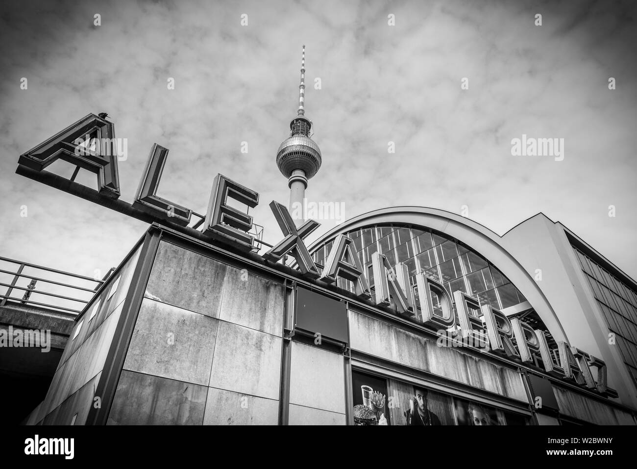 Stazione di Alexanderplatz e la Fernsehturm, dietro, Berlino, Germania Foto Stock