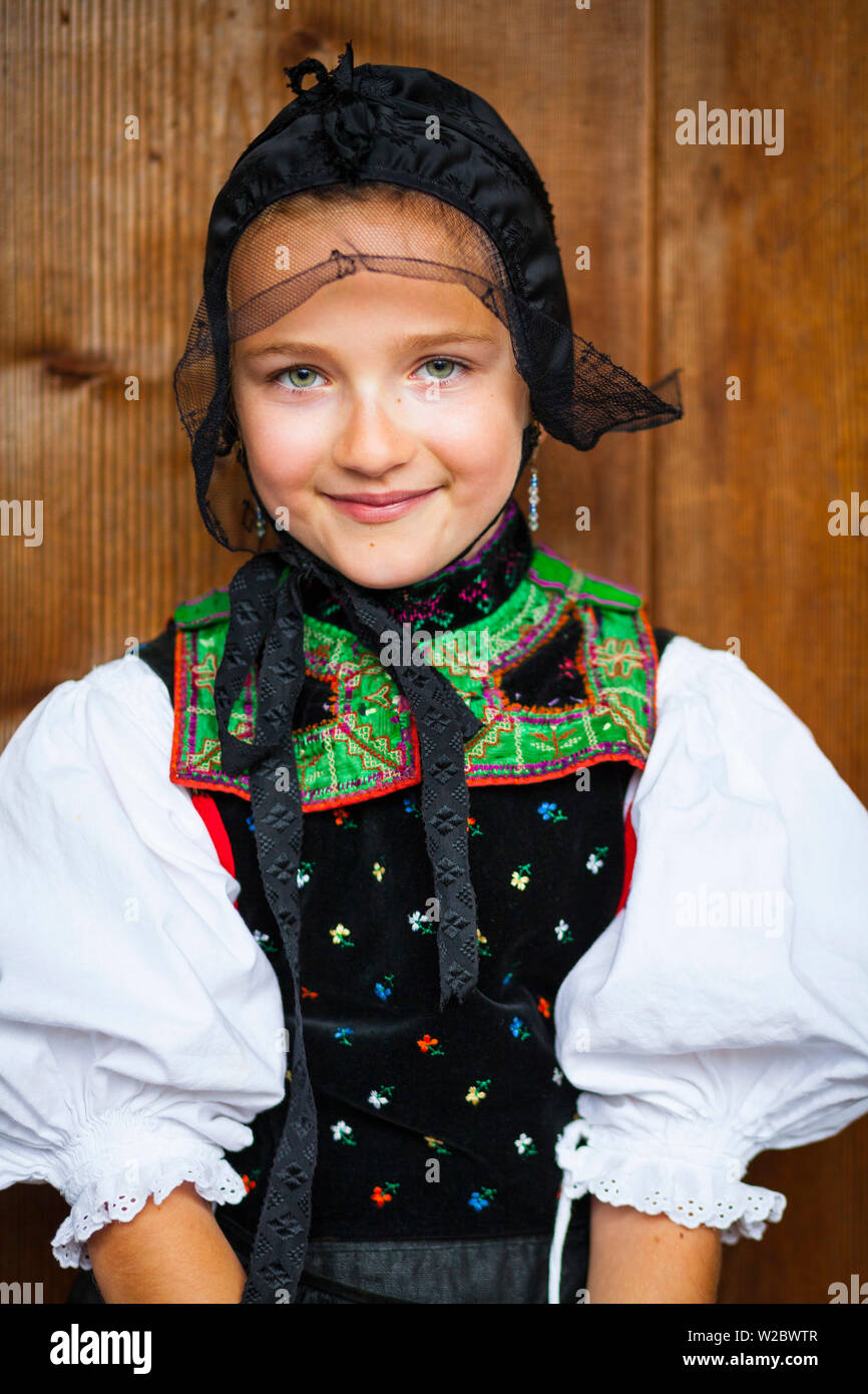 Ritratto di giovane ragazza in protestante tradizionale costumi folk, Foresta Nera Open Air Museum Vogtsbauernhof, Gutach, Foresta Nera, Baden-Württemberg, Germania Foto Stock