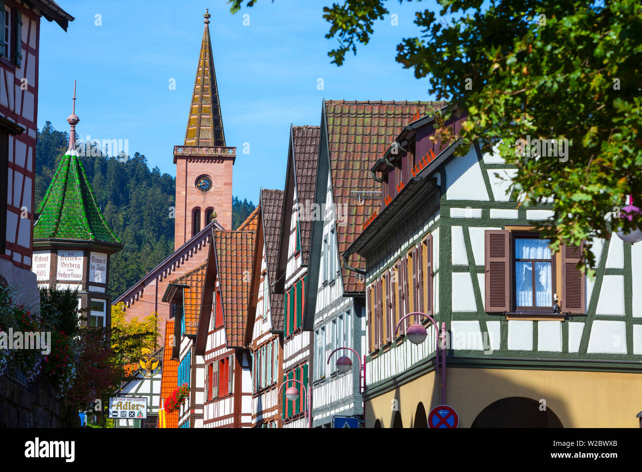 Metà tradizionali edifici con travi di legno a Schiltach della pittoresca Altstad medievale (Città Vecchia), Schiltach, Baden-Württemberg, Germania Foto Stock