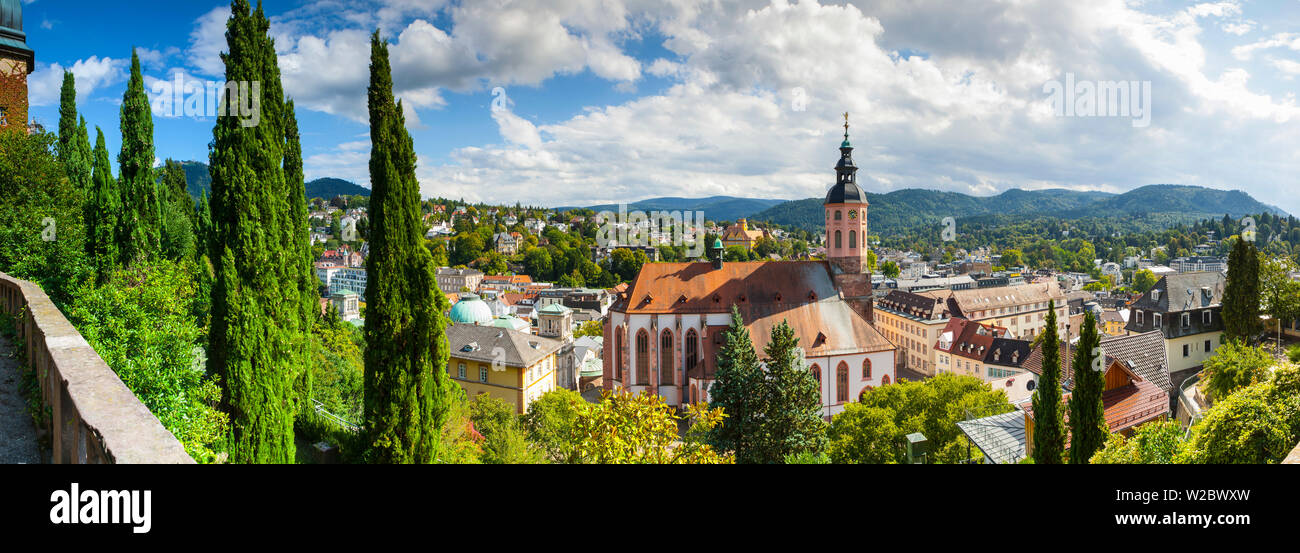 Vista in elevazione su Stiftskirche & dintorni township, Baden-Baden, Foresta Nera, Baden Wurttemberg, Germania, Europa Foto Stock