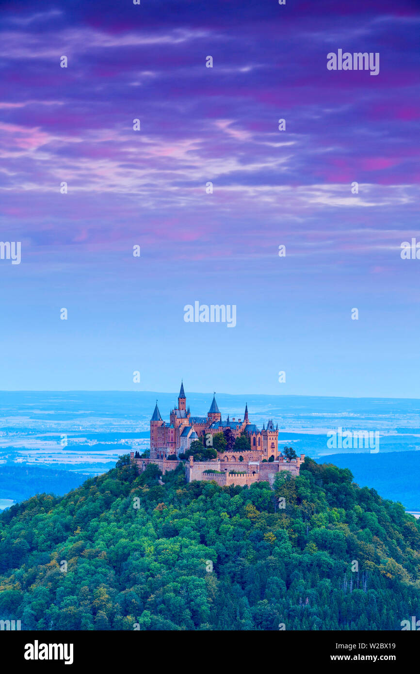 Vista in alzata verso il Castello Hohenzollern & campagna circostante all'alba, Svevia, Baden Wuerttemberg, Germania Foto Stock