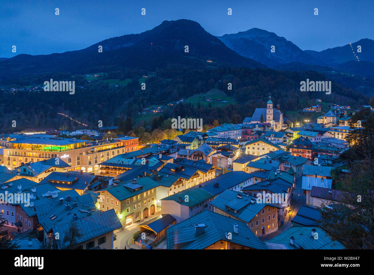 In Germania, in Baviera, Berchtesgaden, elevati vista città, crepuscolo Foto Stock