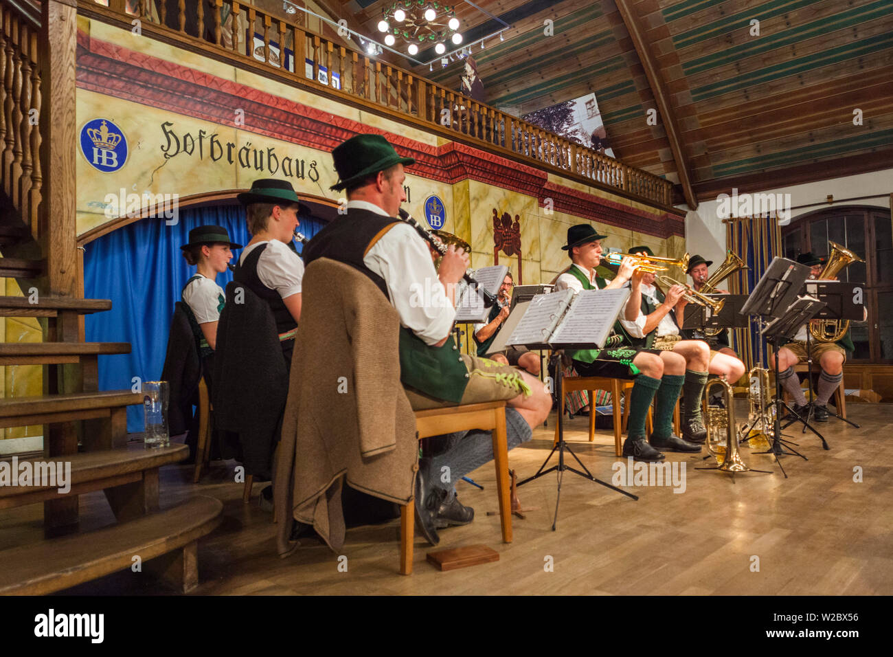 In Germania, in Baviera, Monaco di Baviera, Hofbrauhaus, beerhall più antica di Monaco di Baviera, costruita nel 1644, la sala da ballo con orchestra Foto Stock