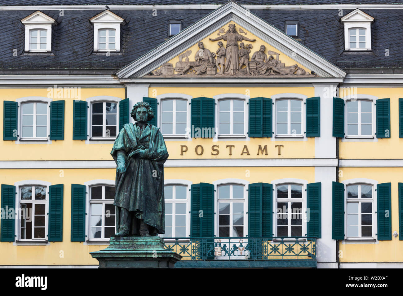 In Germania, in Renania settentrionale-Vestfalia, Bonn, Munsterplatz square, statua di Beethoven e post office Foto Stock