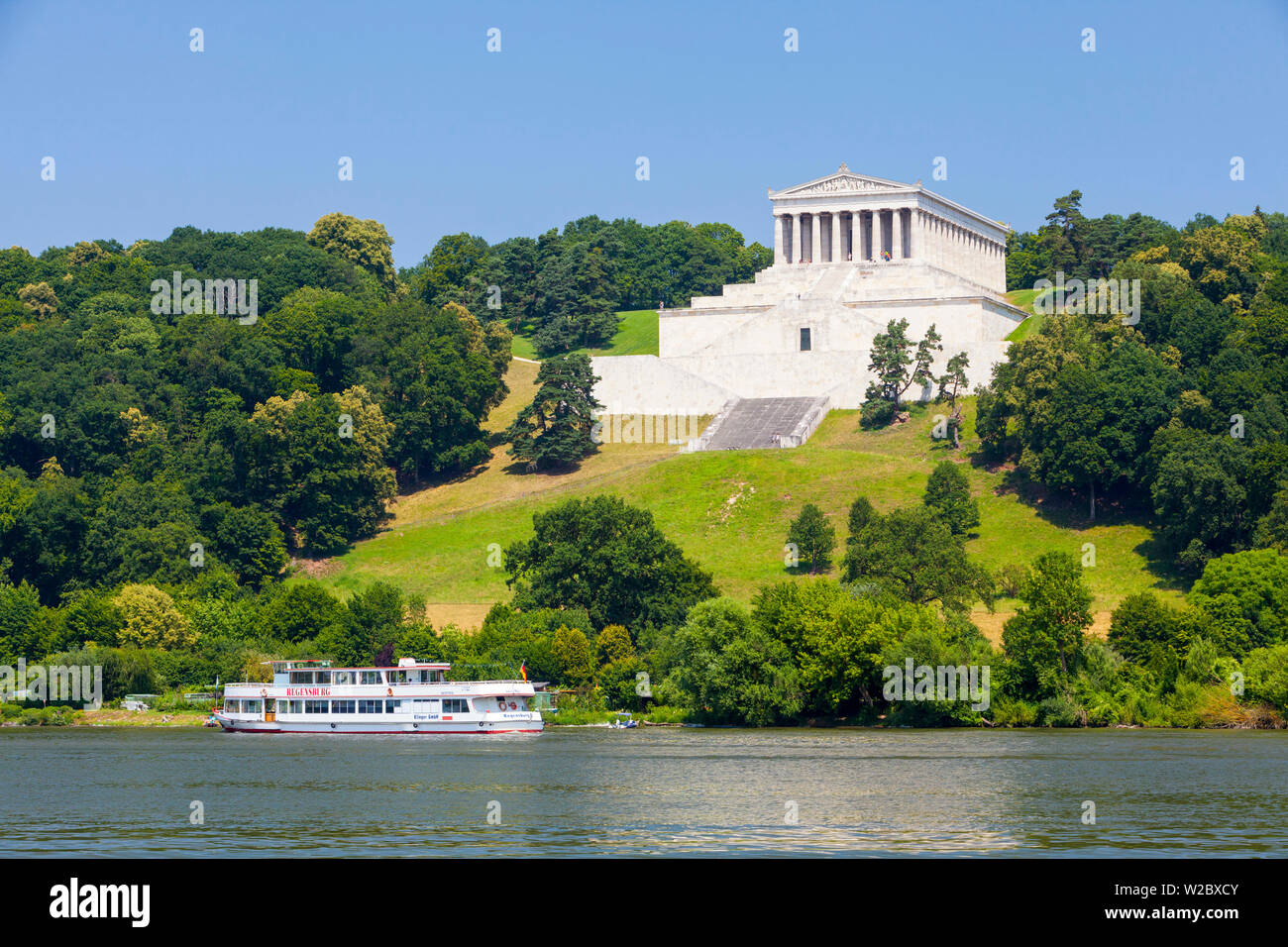 Vista verso il Valhalla Hall of Fame sul fiume Danubio vicino a Donaustauf, Walhalla, Alto Palatinato, Baviera, Germania Foto Stock