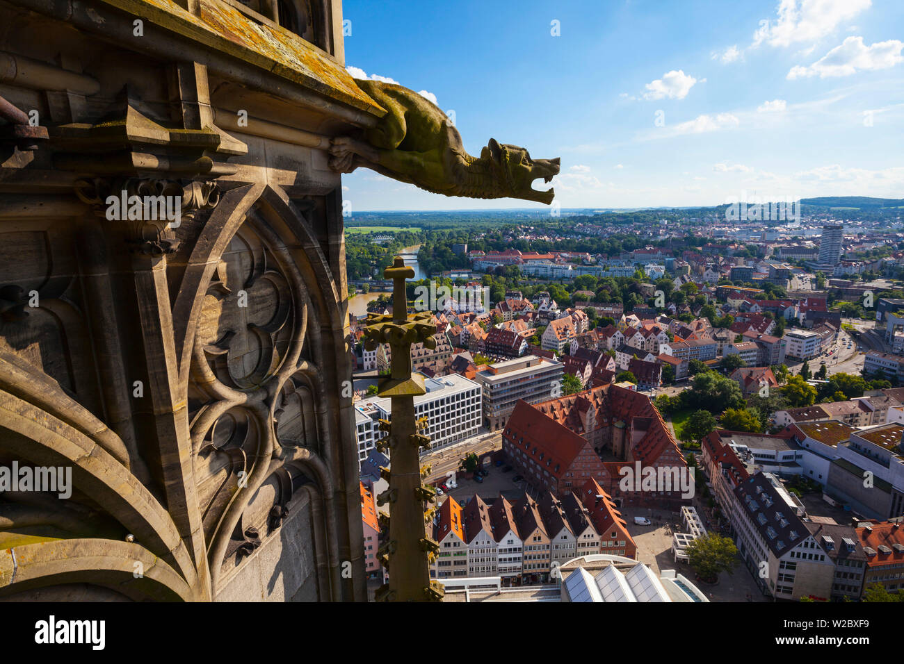 Vista sulla Cattedrale di Ulm e alla Città Vecchia, Ulm, Baden-Württemberg, Germania Foto Stock