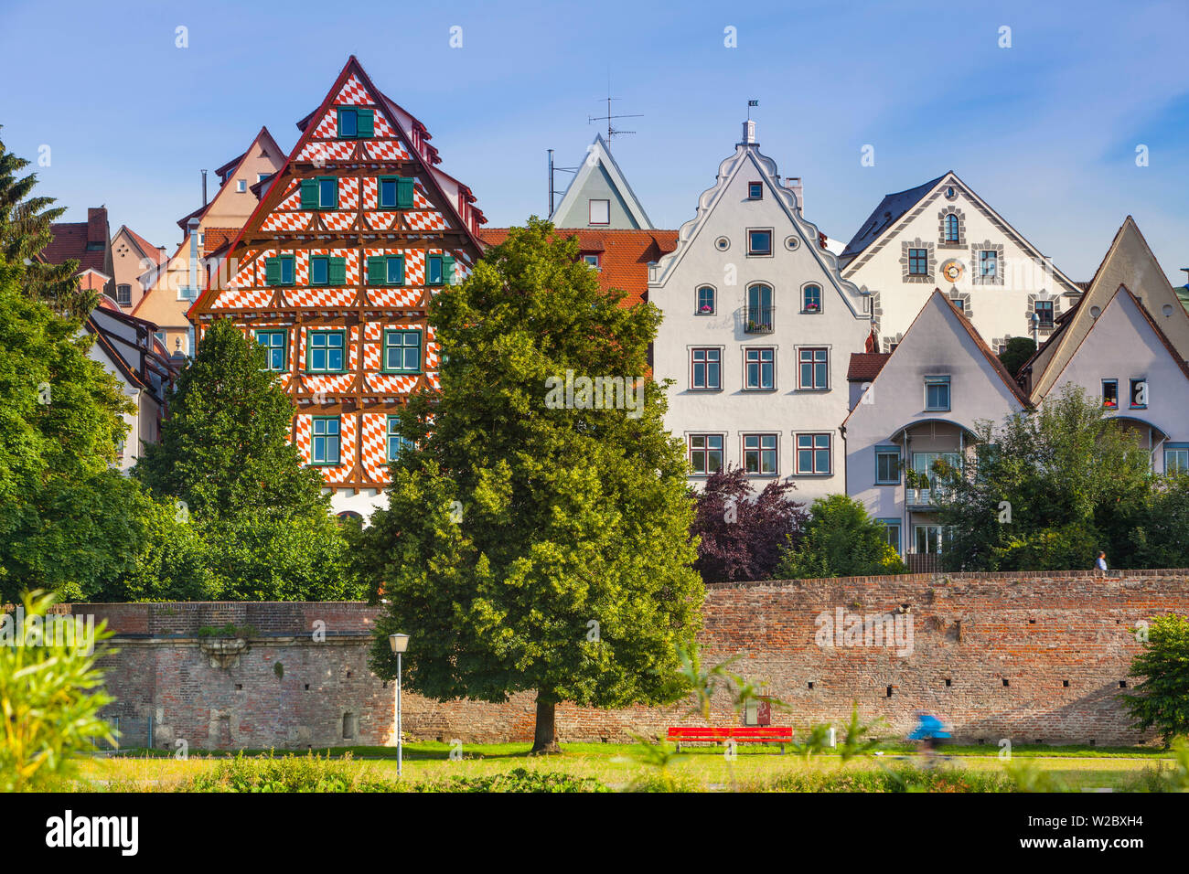 Città vecchia di edifici e mura della città lungo il fiume Danubio, Ulm, Baden-Württemberg, Germania Foto Stock
