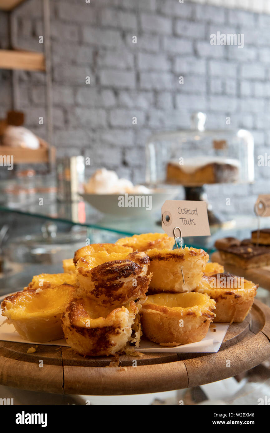 Tortino di crema su una piastra con uno sfondo sfocato Foto Stock