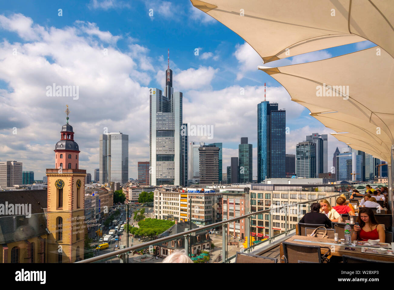Germania, Assia, Frankfurt am Main, skyline della città con Santa Caterina (chiesa di San-Katharinen-Kirche)(Katharinenkirche) Foto Stock