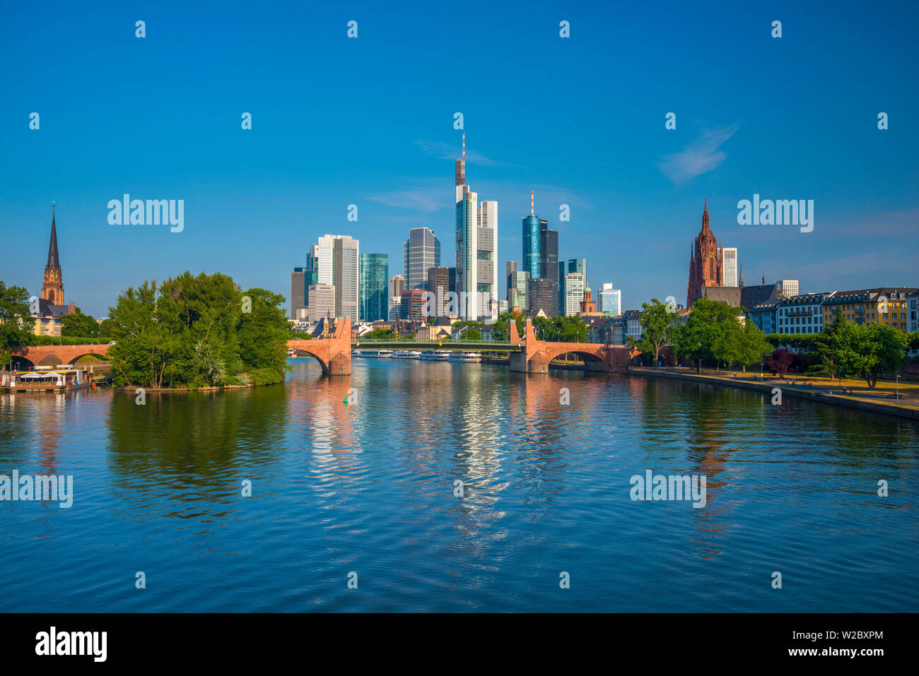 Germania, Assia, Frankfurt am Main, skyline della città sul fiume Main Foto Stock