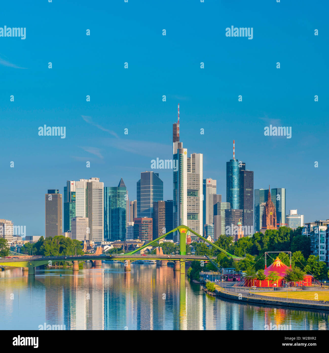 Germania, Assia, Frankfurt am Main, Fiume Main, skyline della città Foto Stock