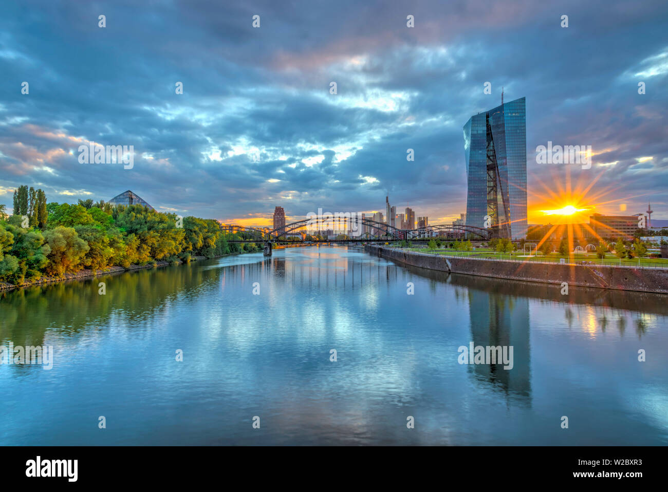 Germania, Assia, Frankfurt am Main, Ostenda, Fiume Main, nuova Banca centrale europea edificio centrale e dello skyline di Francoforte Foto Stock