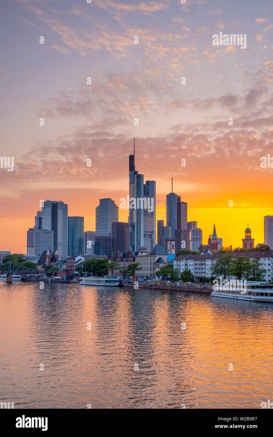 Germania, Assia, Frankfurt am Main, skyline della città sul fiume Main Foto Stock