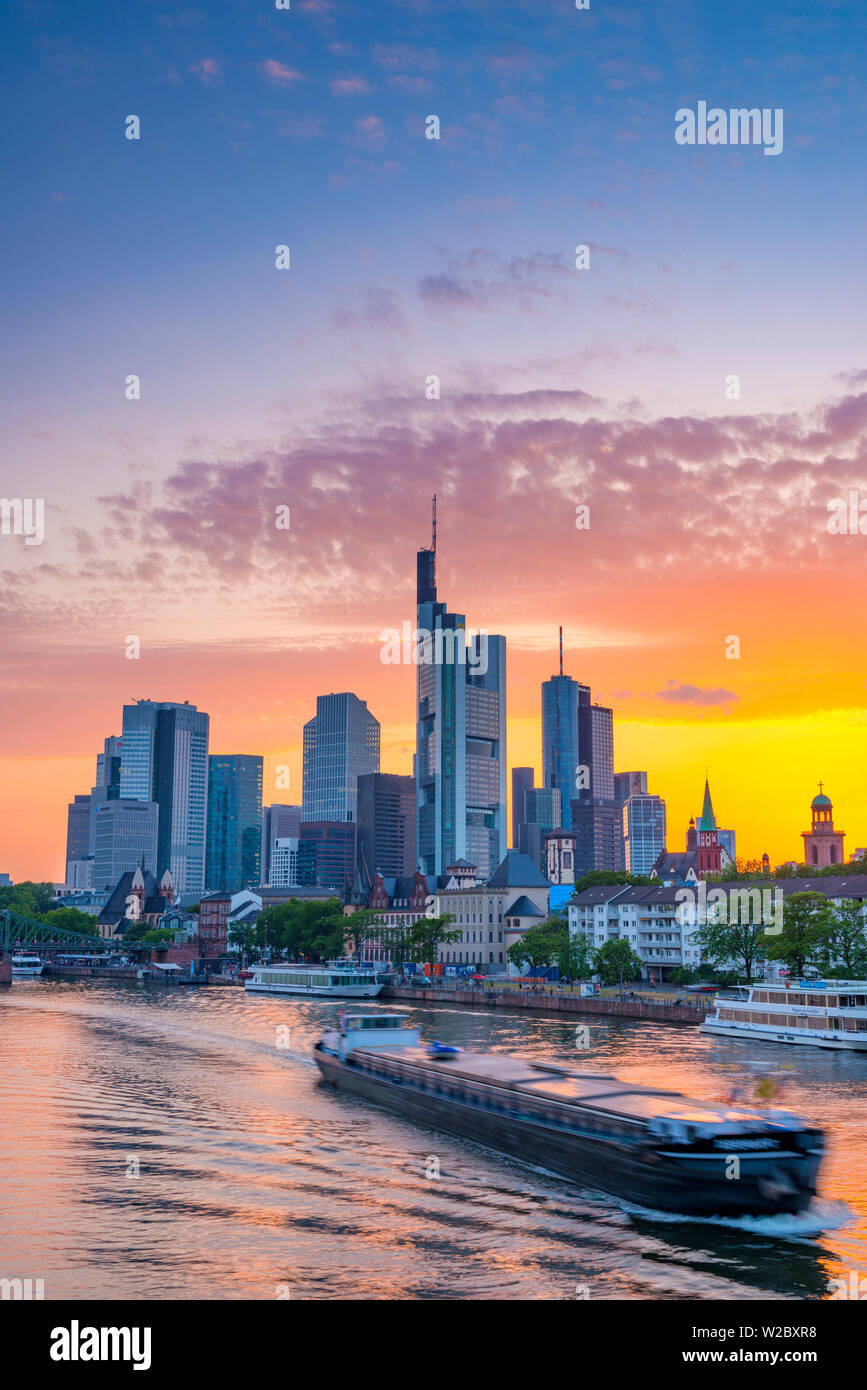 Germania, Assia, Frankfurt am Main, skyline della città sul fiume Main Foto Stock