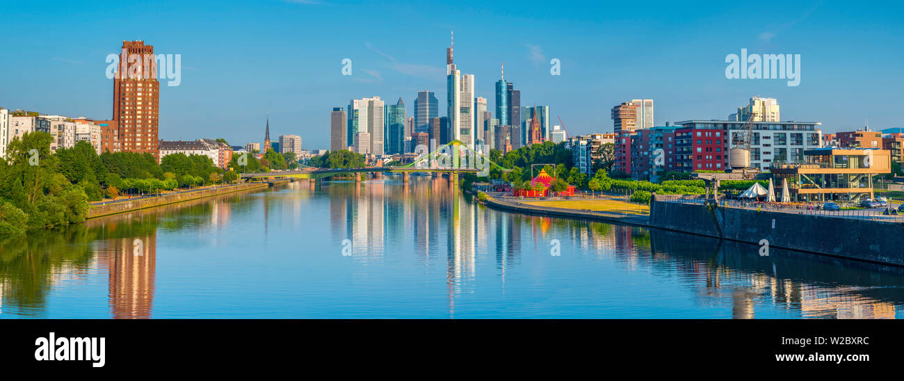 Germania, Assia, Frankfurt am Main, Fiume Main, skyline della città Foto Stock