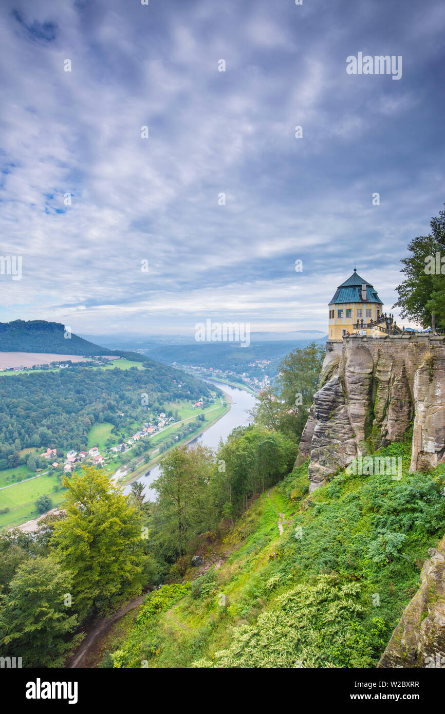 Konnigstein fortezza e il fiume Elba, Svizzera Sassone National Park, in Sassonia, Germania Foto Stock