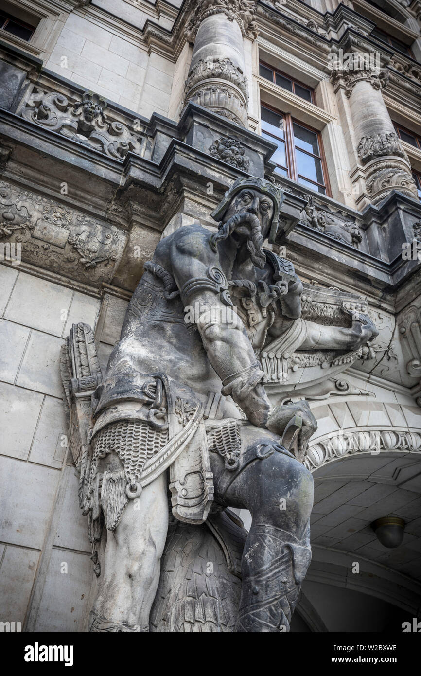 Statua sulla costruzione nella città vecchia di Dresda, Sassonia, Germania Foto Stock
