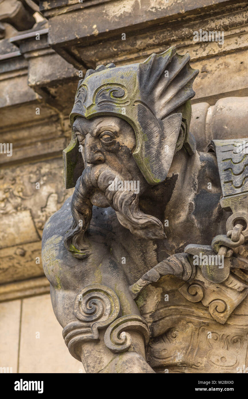 Statua sulla costruzione nella città vecchia di Dresda, Sassonia, Germania Foto Stock