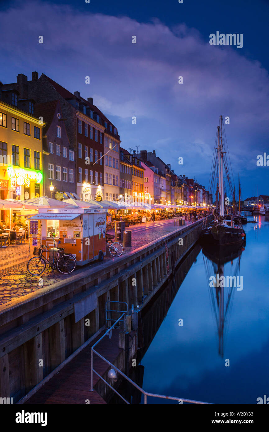 La Danimarca, la Zelanda, Copenaghen, porto di Nyhavn, sera Foto Stock