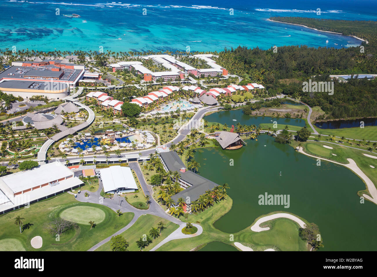 Repubblica Dominicana, Punta Cana, vista di Â Barcelo Bavaro Palace Deluxe Hotel e il Lakes campi da Golf da P.D. Il colorante Foto Stock