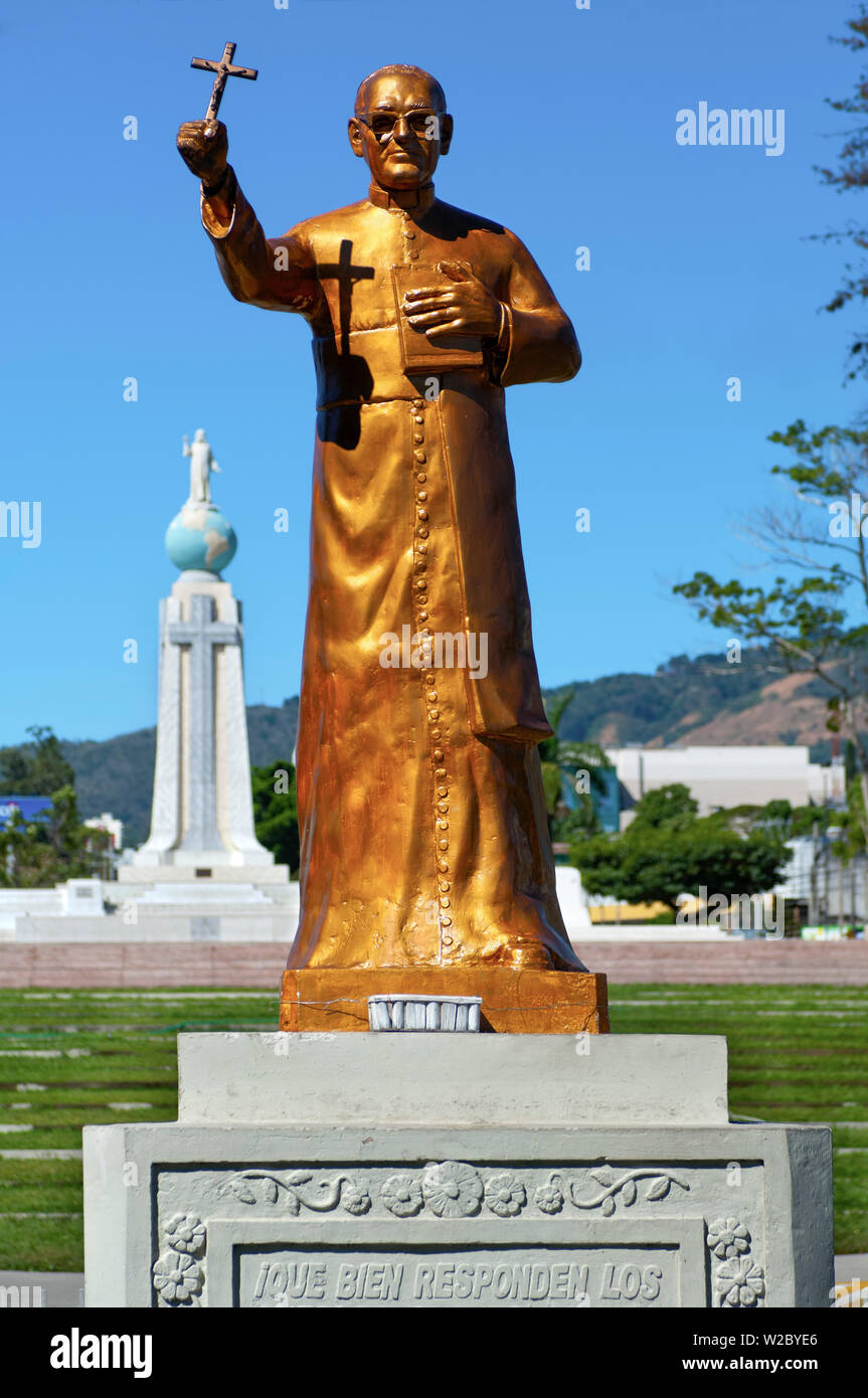 San Salvador El Salvador, Dawn, Salvatore del mondo Plaza, statua dell Arcivescovo Oscar Romero, ufficioso Patrona di El Salvador, assassinato all'inizio del paese la guerra civile nel 1980, sullo sfondo il monumento al Divino Salvatore del mondo, Monumento al Divino Salvador Del Mundo, Statua di Gesù Cristo in piedi su una sfera globale del pianeta Terra, identifica e rappresenta El Salvador e Salvadorians in tutto il mondo Foto Stock