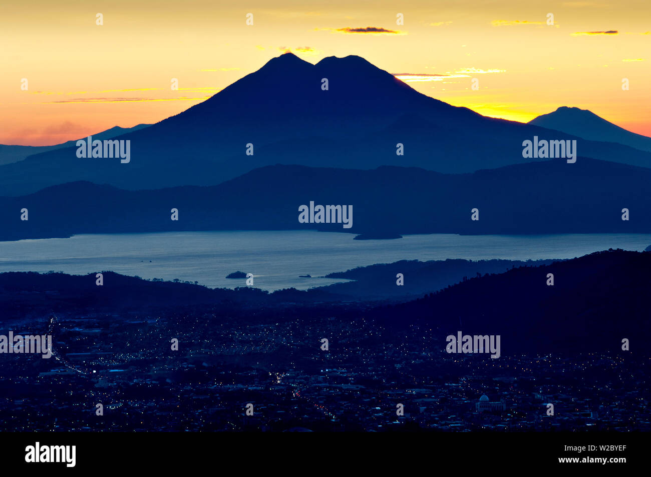 San Salvador El Salvador, Boqueron Affitto Vulcano Valle, Valle del amache, doppia Cratered San Vincente Vulcano, noto anche come Chichontepec, il secondo più alto vulcano in El Salvador, centro di luci della città, il lago Ilopango, Sunrise Foto Stock