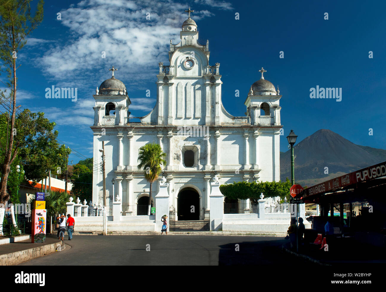 Izalco, El Salvador, XVI secolo Iglesia Dolores, la popolazione indigena, Vulcano Izalco (a destra) è una icona di El Salvador e prende il suo nome dalla città, Dipartimento di Sonsonate Foto Stock